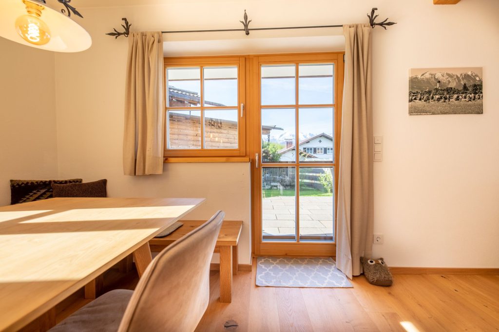 Blick von Ferienwohnung in Garmisch-Patenkirchen auf die Terrasse