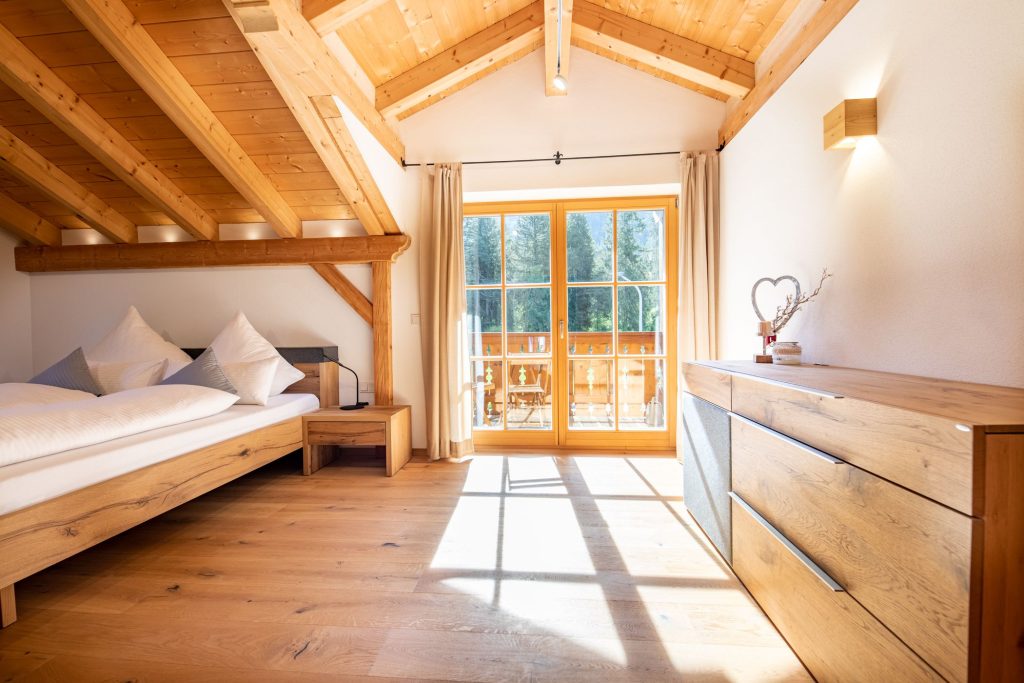 Doppeltür aus Glas und Holz zum Balkon in Ferienwohnung in Garmisch-Partenkirchen