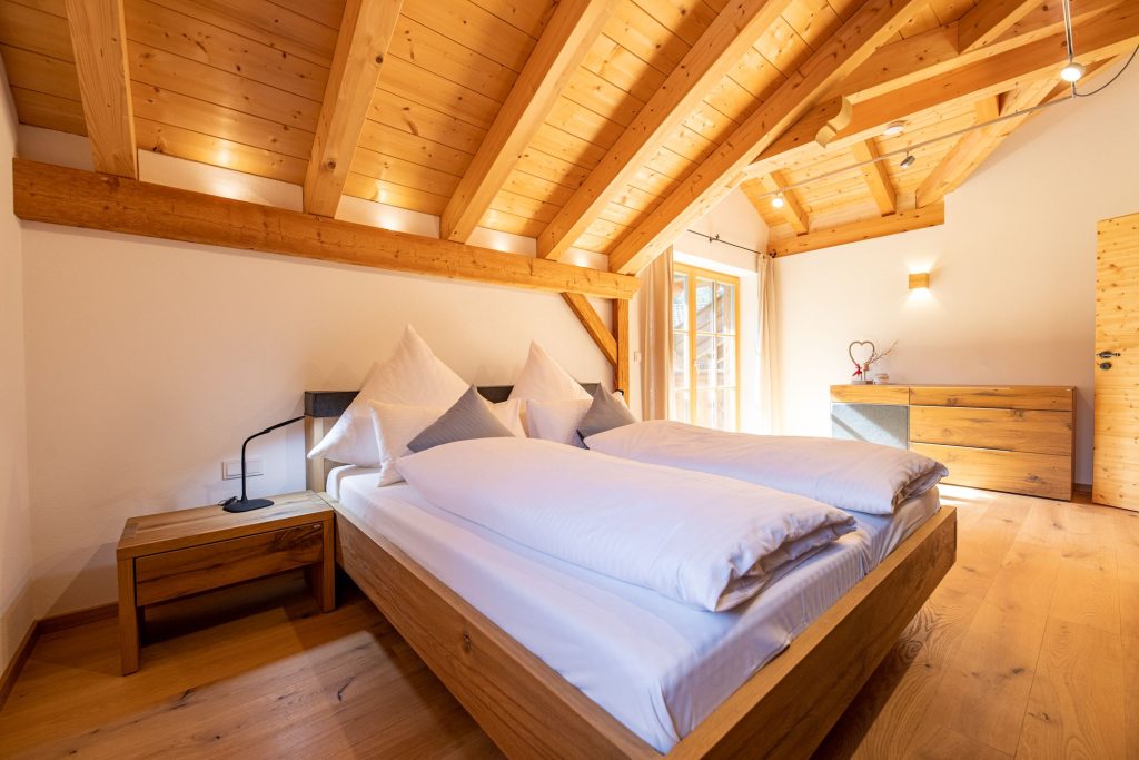 Doppelbett und Sideboard in Ferienwohnung in Garmisch-Partenkirchen