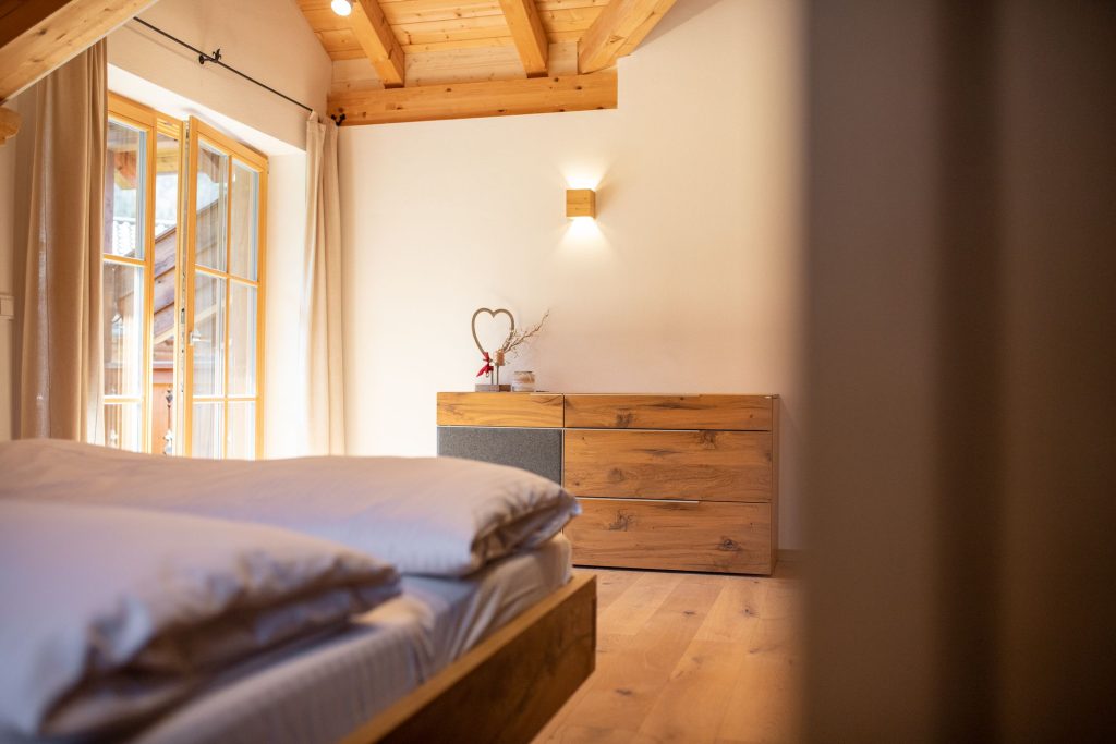 Sideboard mit Herzschmuck in Ferienwohnung in Garmisch-Partenkirchen