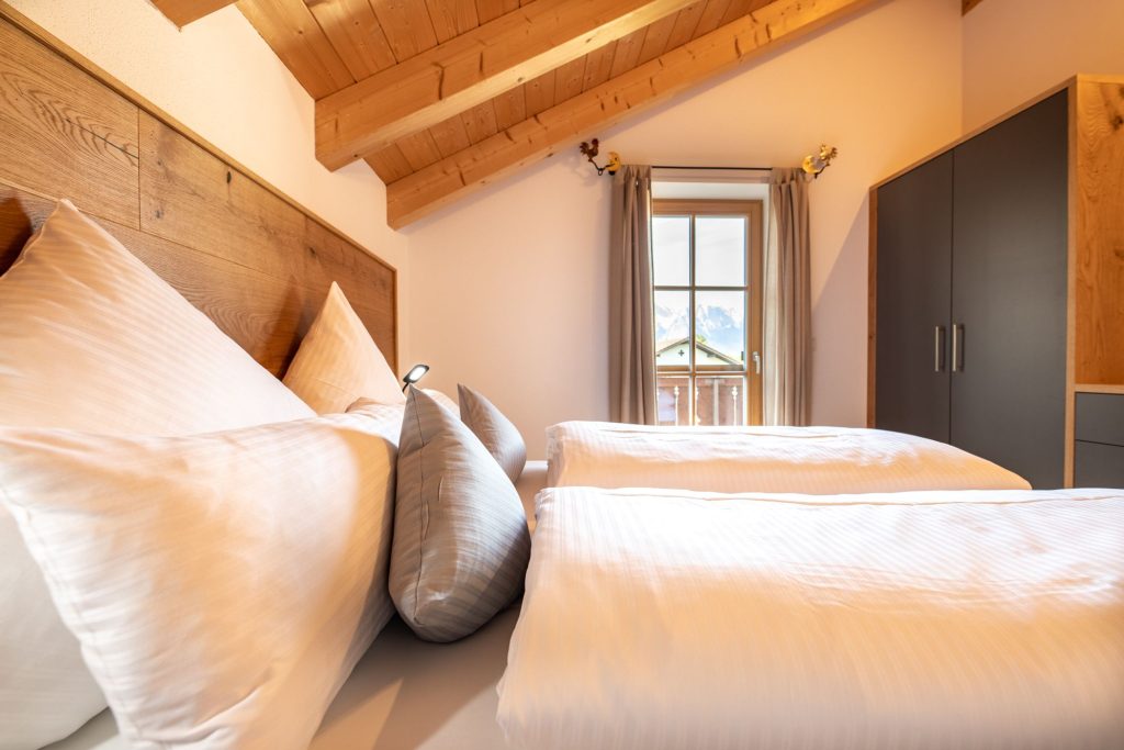 Doppelbett mit dicken Kissen in Ferienwohnung in Garmisch-Partenkirchen