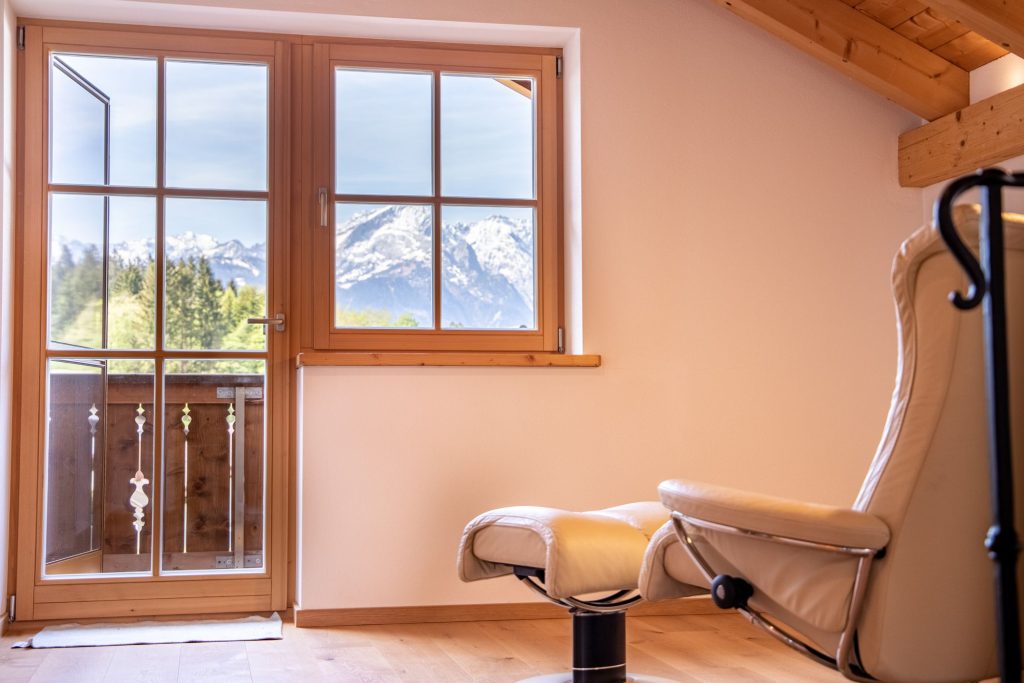 Sessel mit Fußablage und Ausblick auf die Berge von Garmisch-Partenkirchen