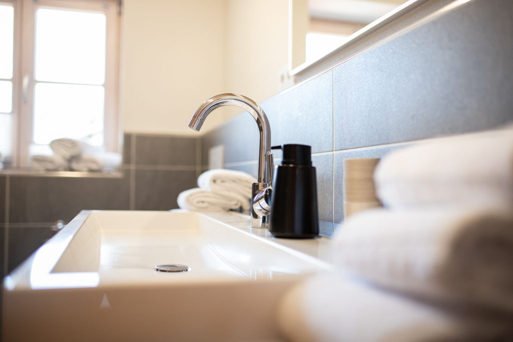 Gebogener Wasserhahn im Badezimmer in Ferienwohnung in Garmisch-Partenkirchen