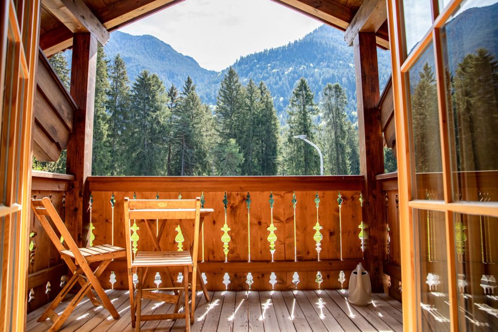 Holzbalkon mit direktem Blick auf die Berge