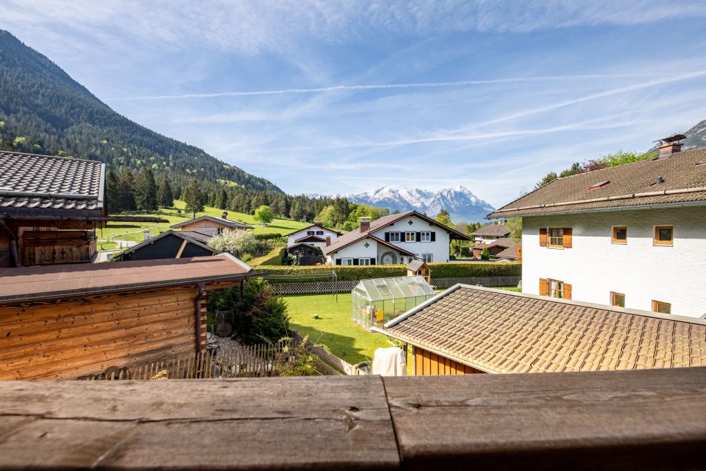 Blick vom Balkon auf die Umgebung von Garmisch-Partenkirchen