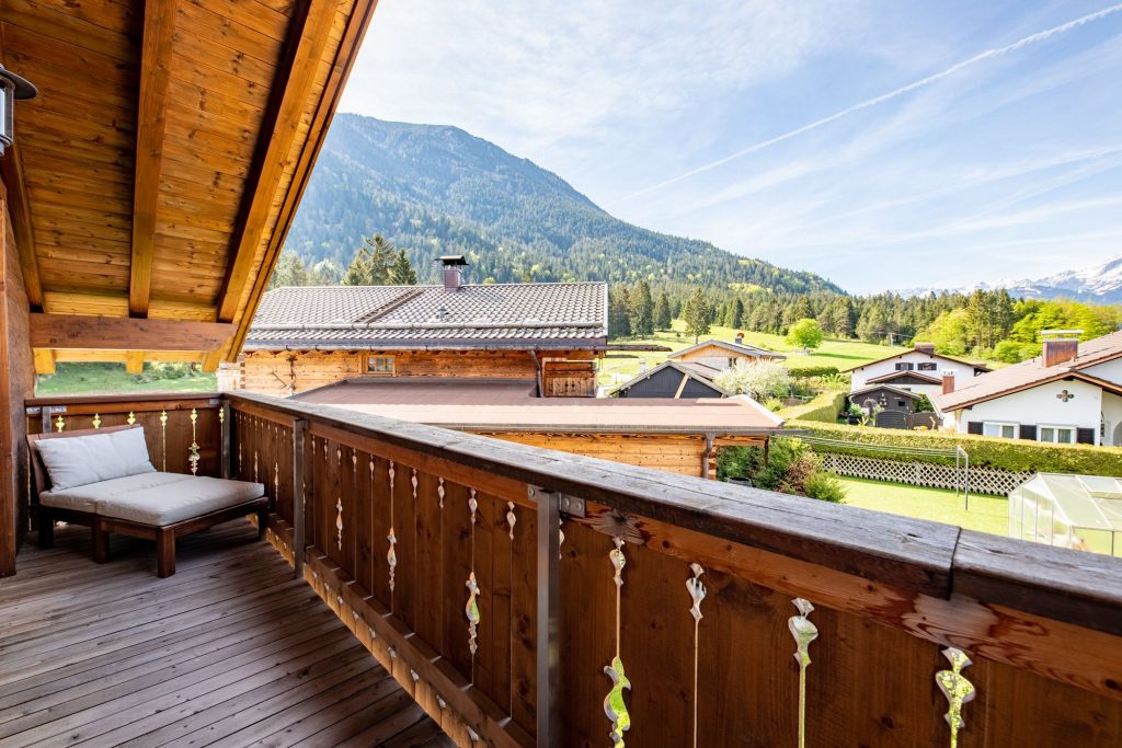 Holzbalkon mit Liegestuhl an Ferienwohnung in Garmisch-Partenkirchen