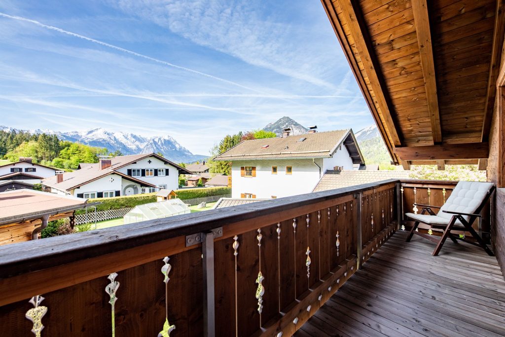 Balkon aus Holz mit Liegestuhl in Ferienwohnung in Garmisch-Partenkirchen