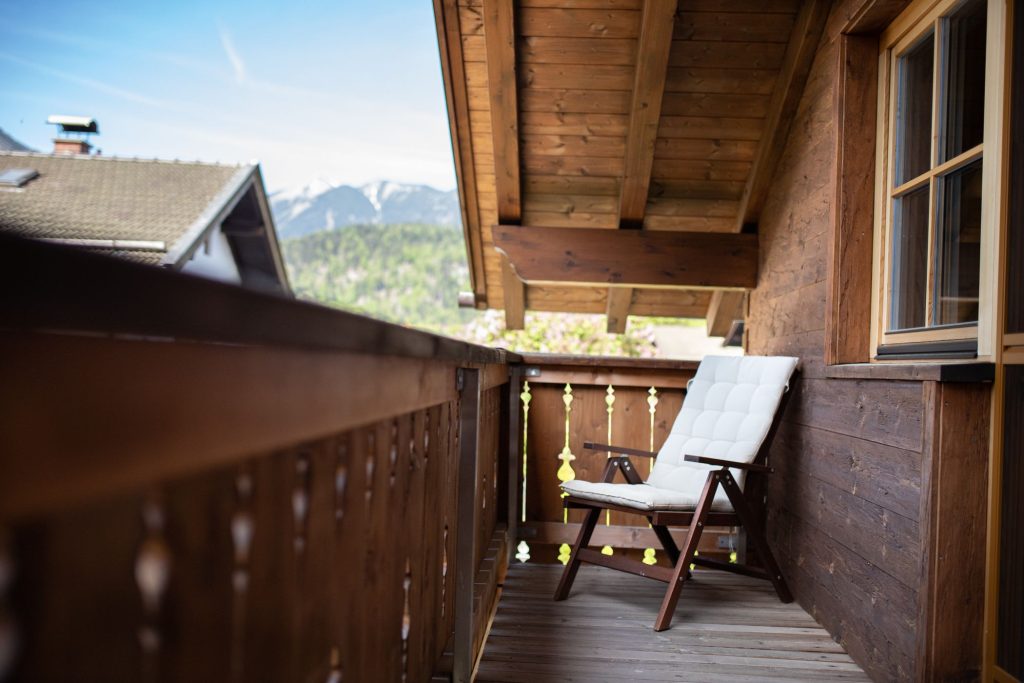 Schmaler Holzbalkon an Ferienwohnung in Garmisch-Partenkirchen