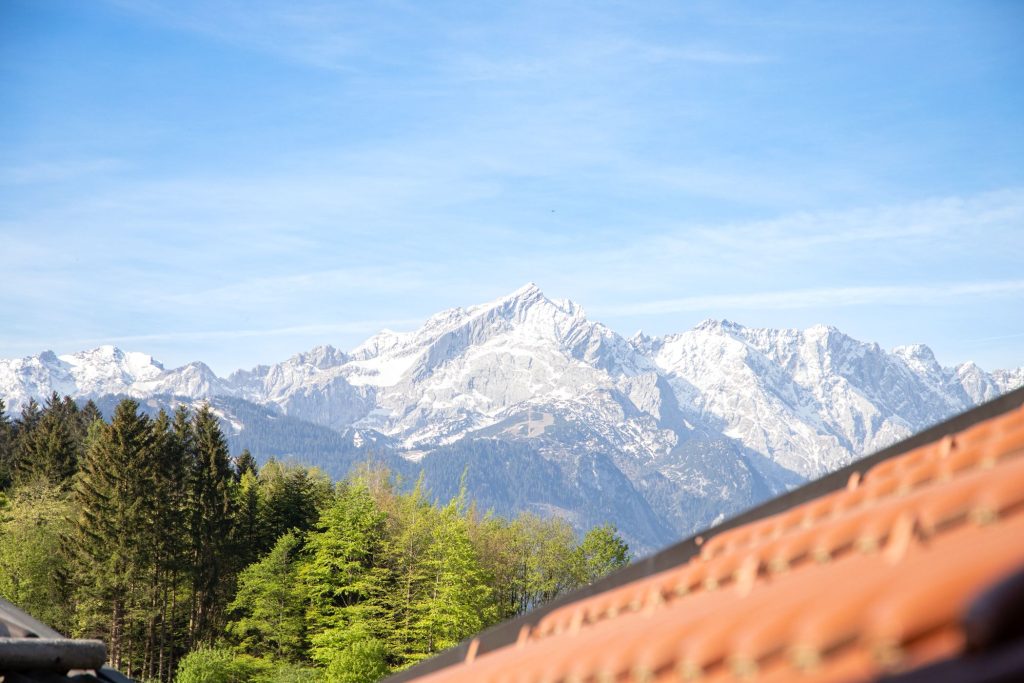 Blick übers Dach auf die Berge Ferienwohnung in Garmisch-Partenkirchen