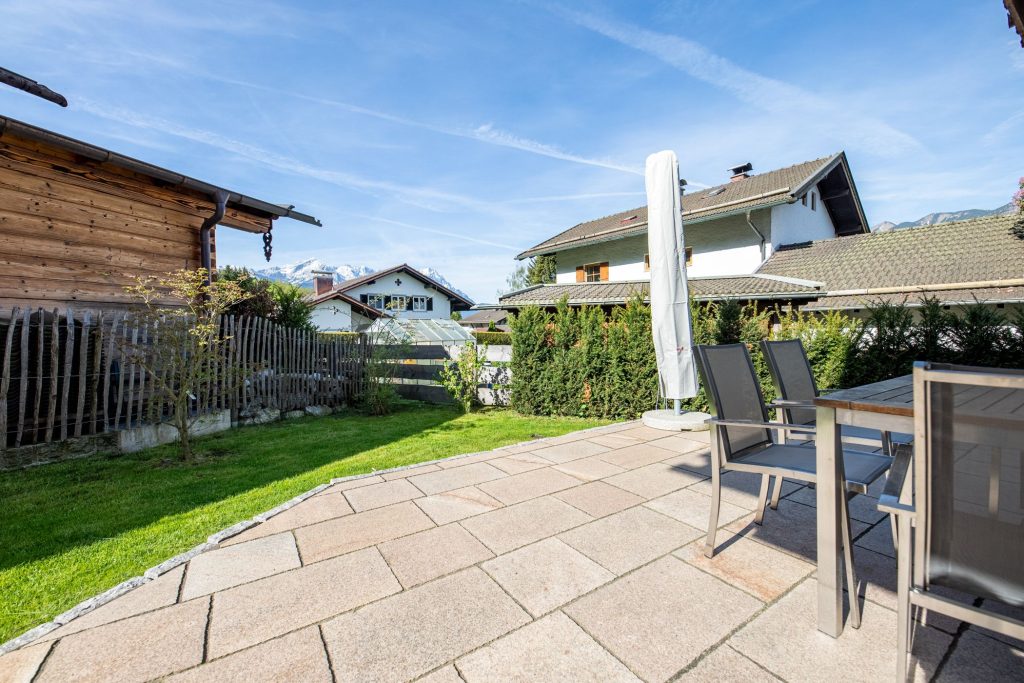 Terrasse und Gartenmöbel Ferienwohnung in Garmisch-Partenkirchen