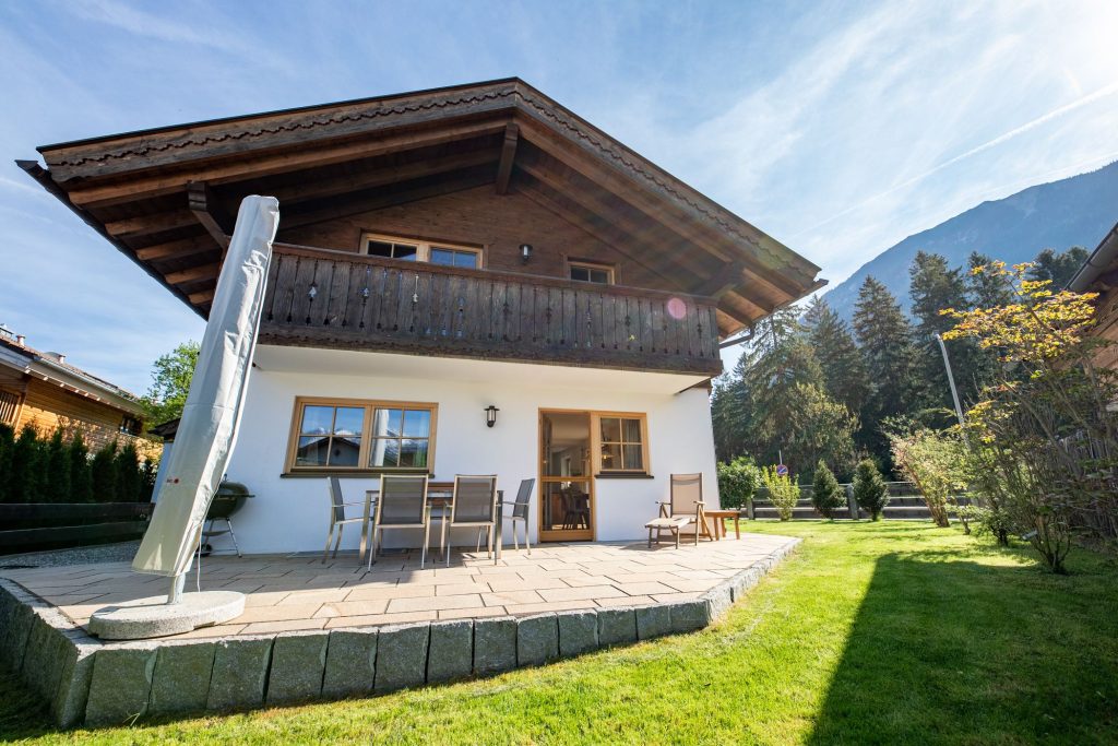 Ferienhaus und Terrasse in Ferienwohnung in Garmisch-Partenkirchen