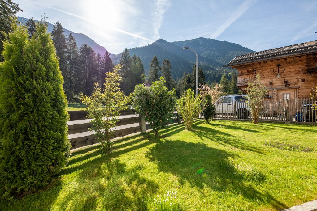 Blick auf den Garten und die Berge von Ferienwohnung in Garmisch-Partenkirchen