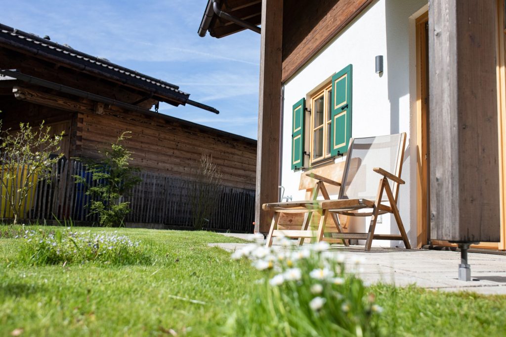 Liegestuhl im Garten von Ferienwohnung in Garmisch-Patenkirchen