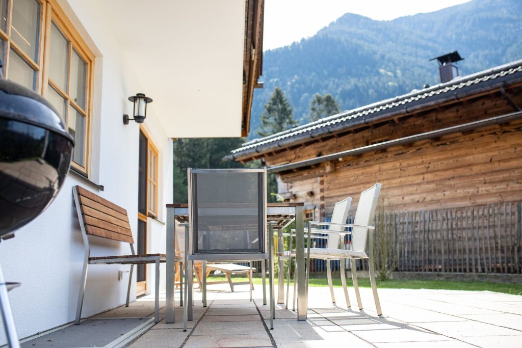 Terrassenstühle und Tisch vor Ferienwohnung in Garmisch-Patenkirchen