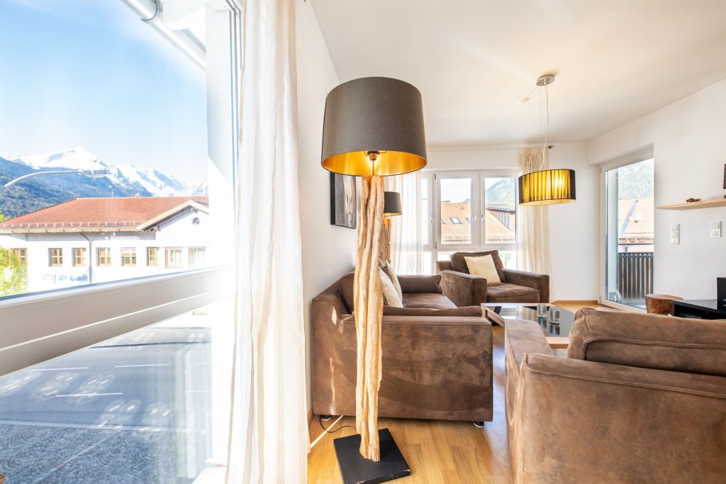 Wohnbereich mit braunen Sessel und Sofa in Ferienwohnung in Garmisch-Patenkirchen