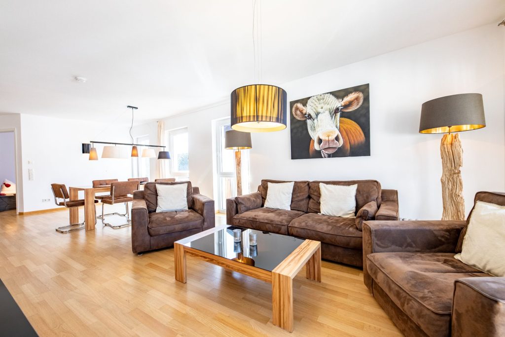 Wohnbereich und Essbereich im rustikalem Design in Ferienwohnung in Garmisch-Patenkirchen