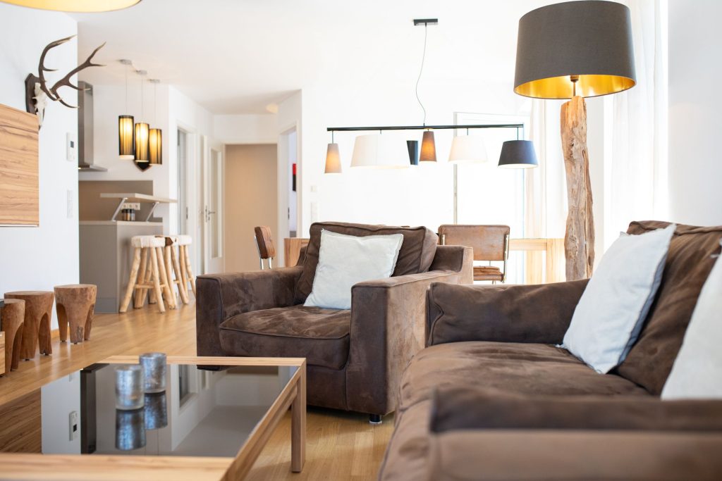 Brauner Sessel und braunes Sofa in Ferienwohnung in Garmisch-Patenkirchen