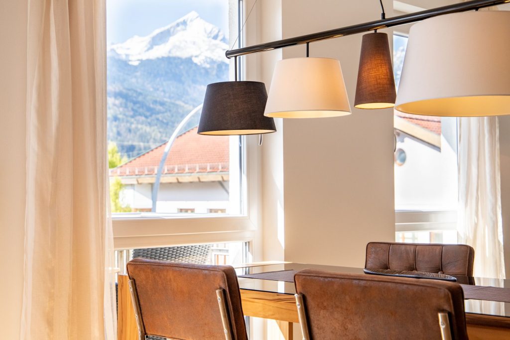 Lampe mit vier verschiedenen Schirmen in Ferienwohnung in Garmisch-Patenkirchen