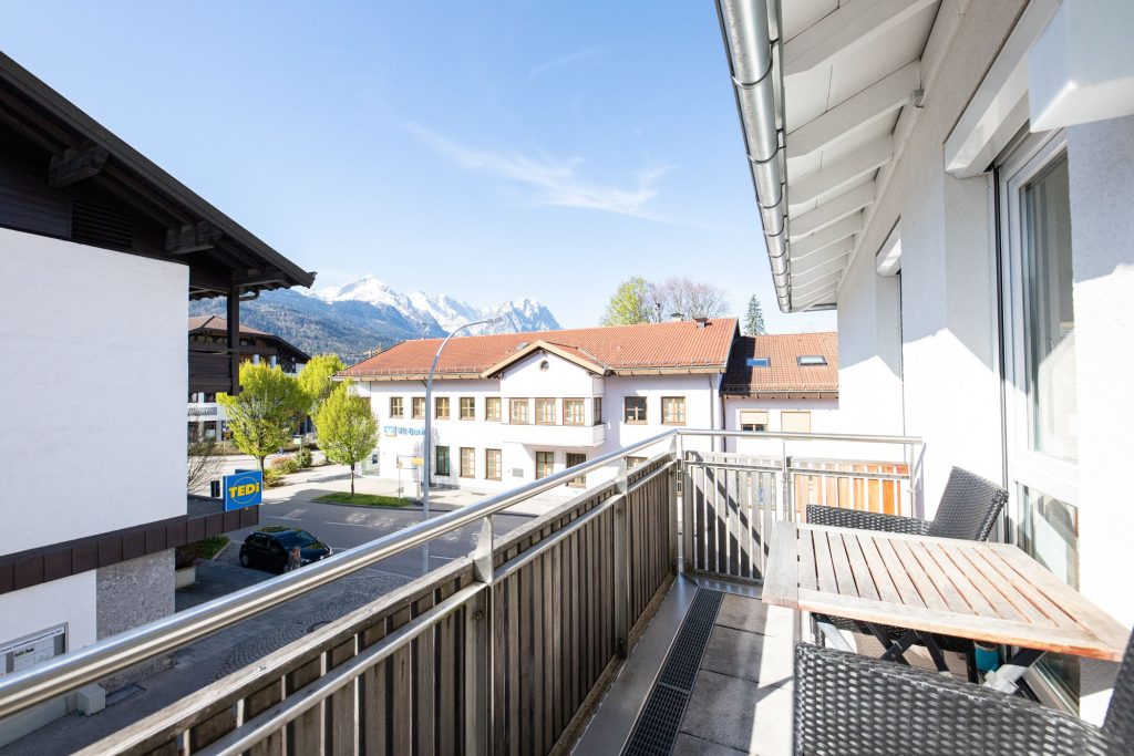 Zwei Stühle und kleiner Tisch in Ferienwohnung in Garmisch-Patenkirchen