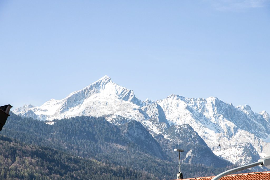 Die verschneiten Berge von Garmisch-Patenkirchen