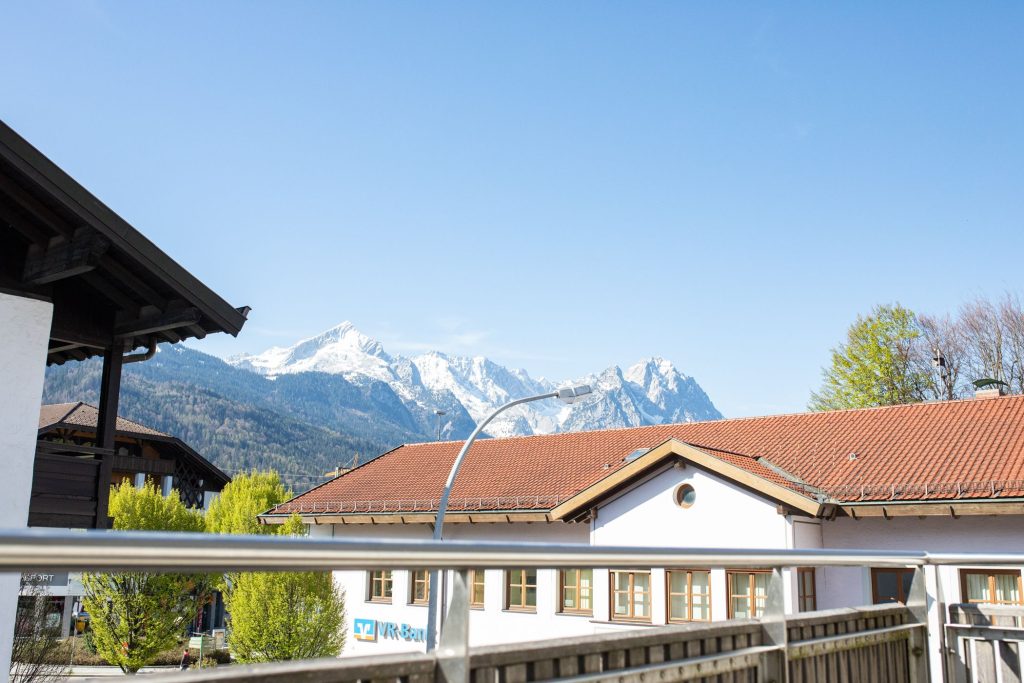 Blick von Ferienwohnung in Garmisch-Patenkirchen bis zu den Bergen