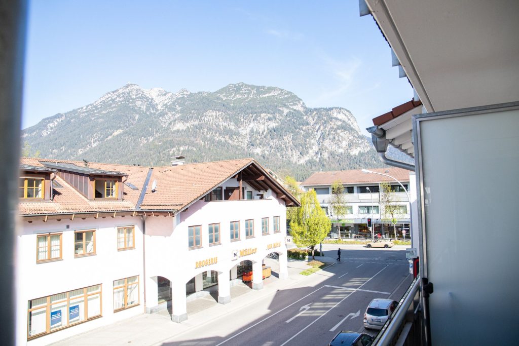 Blick auf die Berge hinter Straßen und Häuser in Ferienwohnung in Garmisch-Patenkirchen