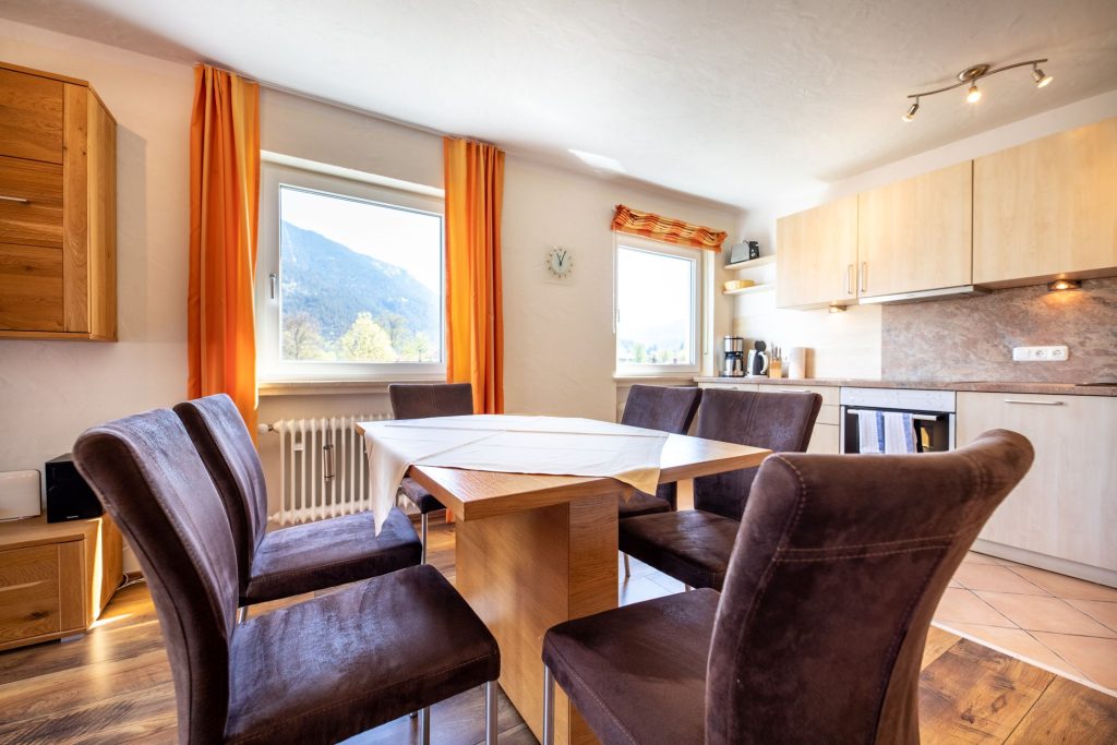 Esstisch mit sechs Stühlen in Ferienwohnung in Garmisch-Patenkirchen