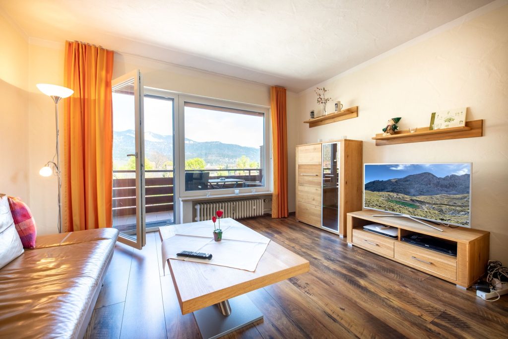 Sideboard mit Fernseher und Wandschrank in Ferienwohnung in Garmisch-Patenkirchen