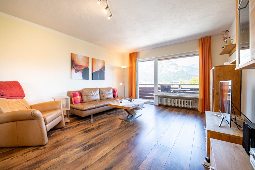 Wohnbereich mit Holzboden in Ferienwohnung in Garmisch-Patenkirchen