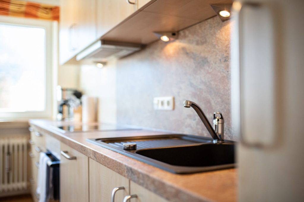 Wasserhahn auf Küchenzeile in Ferienwohnung in Garmisch-Patenkirchen