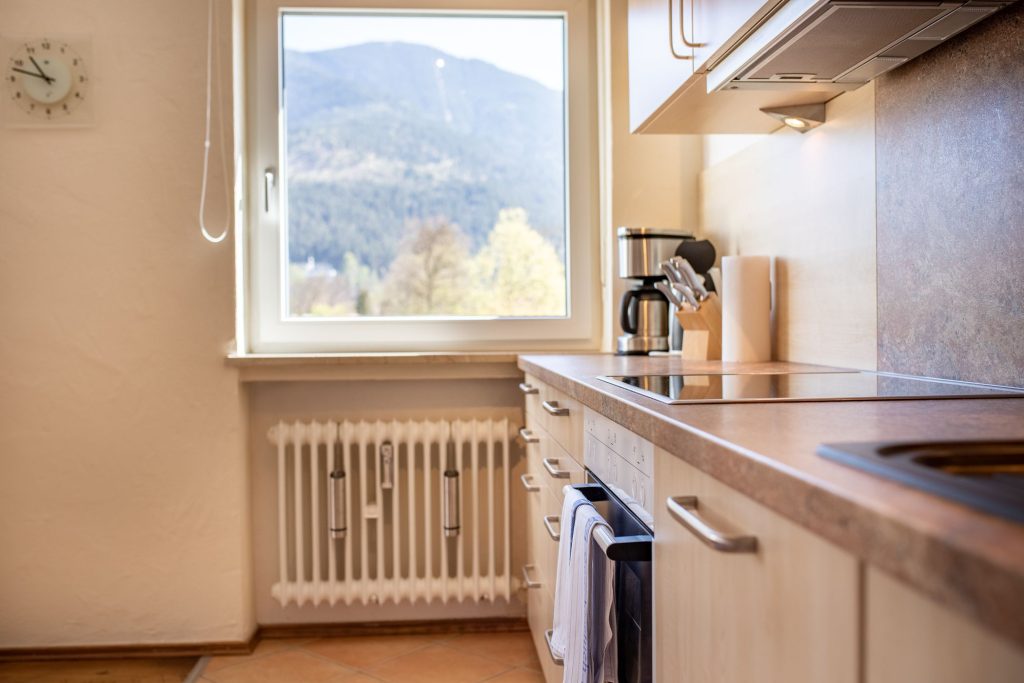 Küchen mit Ausblick und Wanduhr in Ferienwohnung in Garmisch-Patenkirchen