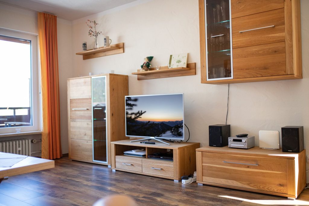 Sideboards mit Fernseher und Musikanlage in Ferienwohnung in Garmisch-Patenkirchen