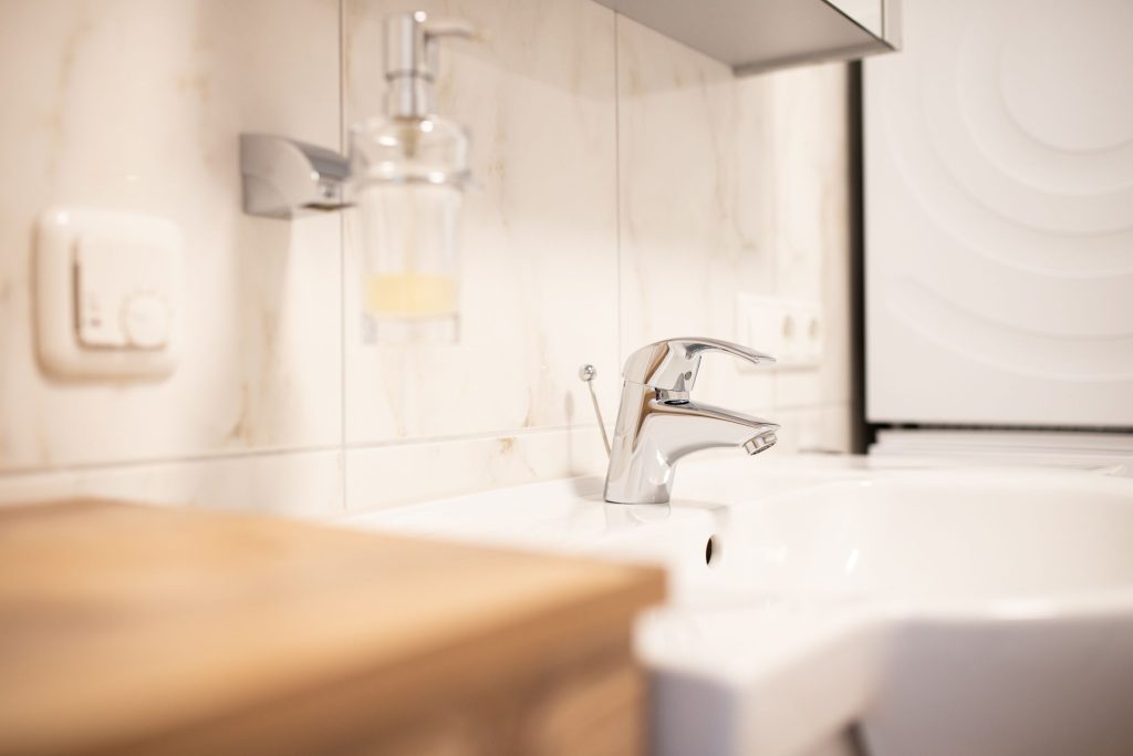 Waschbecken mit kleinem Wasserhahn in Ferienwohnung in Garmisch-Patenkirchen