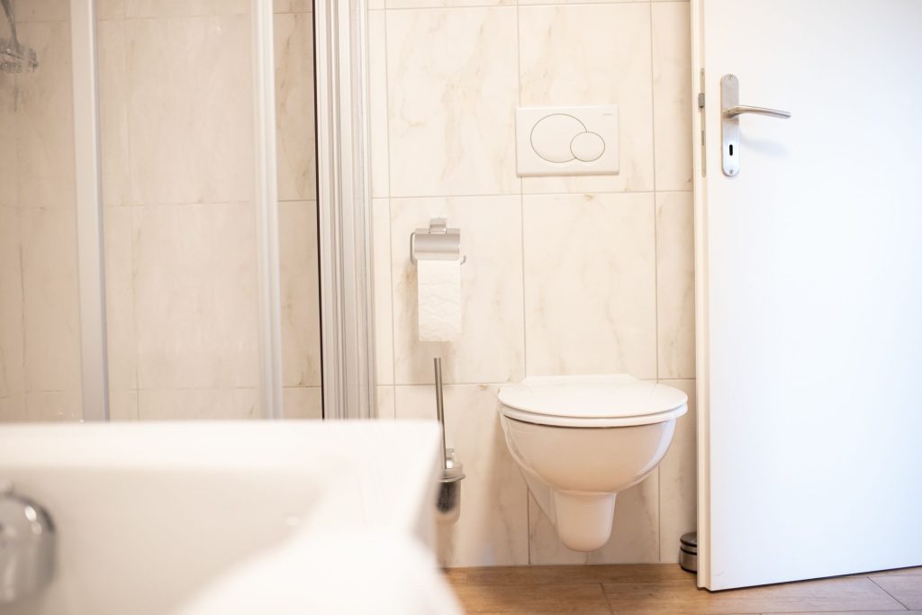 Toilette in Badezimmer in Ferienwohnung in Garmisch-Patenkirchen