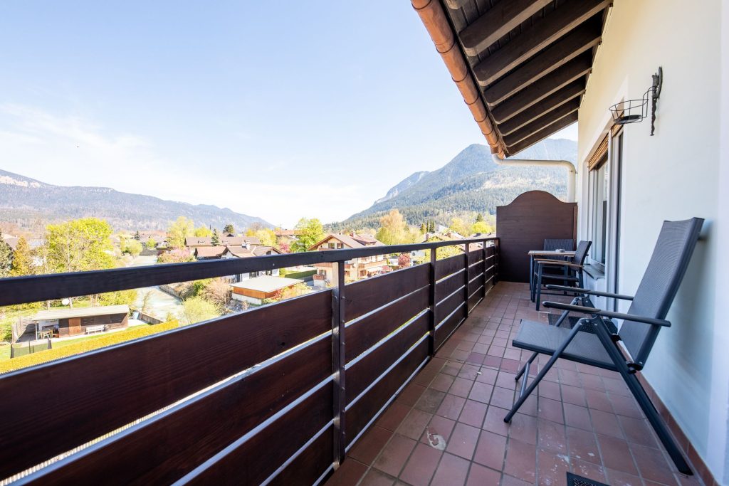 Balkon mit Stühlen und Tisch in Ferienwohnung in Garmisch-Partenkirchen