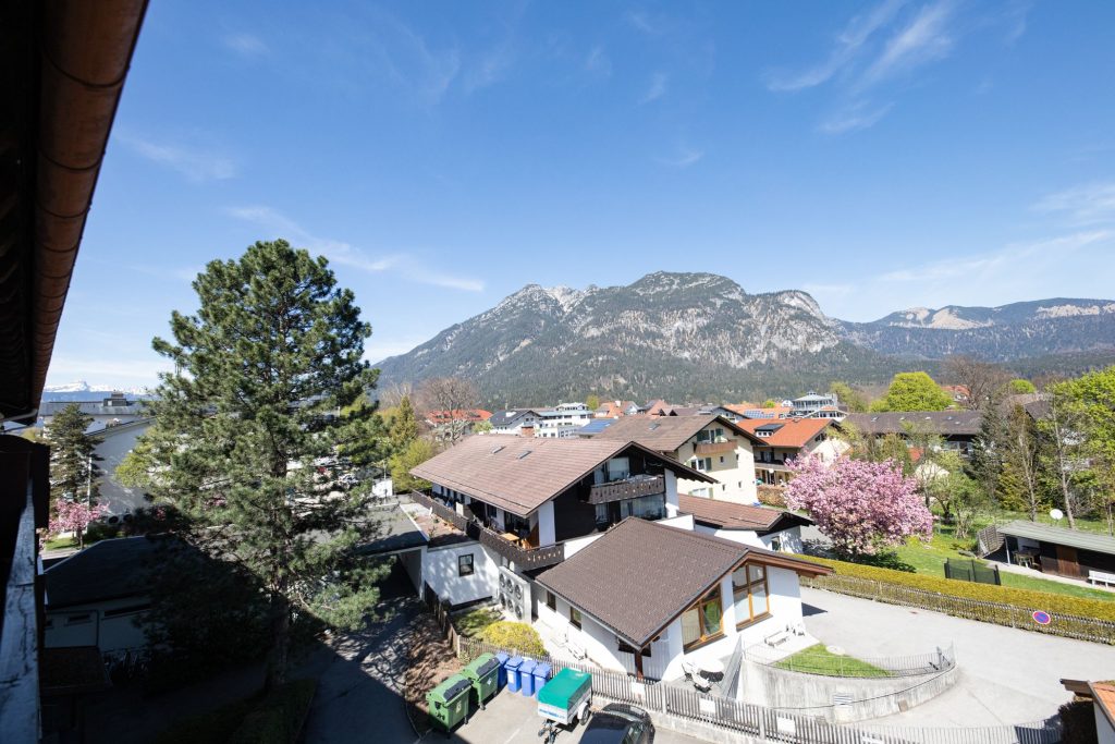 Blick vom Balkon auf die Umgebung von Garmisch-Patenkirchen