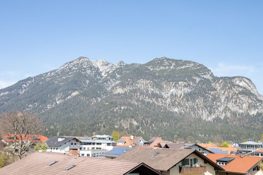 Blick über die Dächer auf die Berge von Garmisch-Patenkirchen