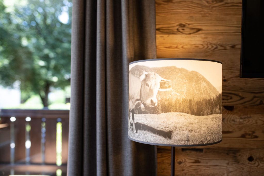 Lampe mit einer Kuh in Ferienwohnung in Garmisch-Partenkirchen