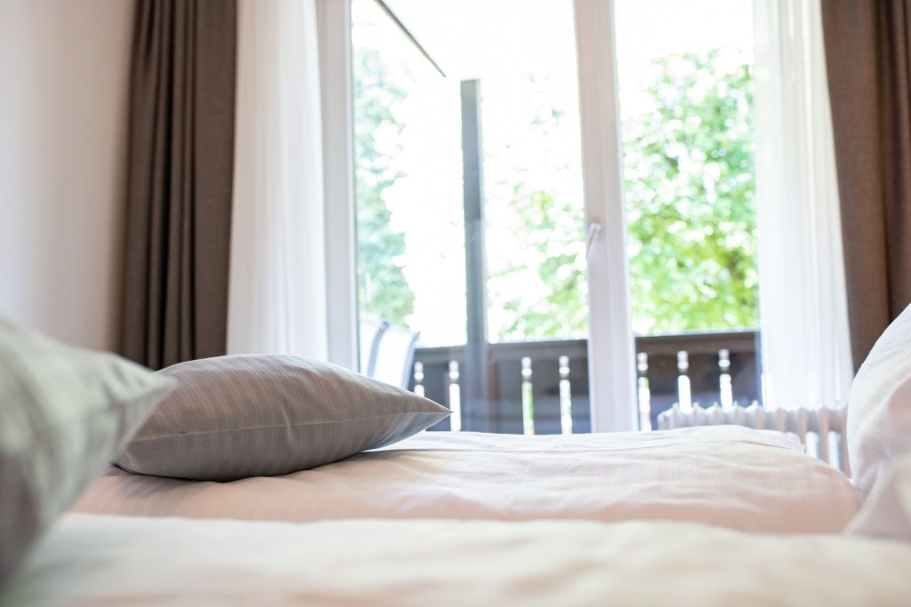 Doppelbett mit Balkon in Ferienwohnung in Garmisch-Partenkirchen