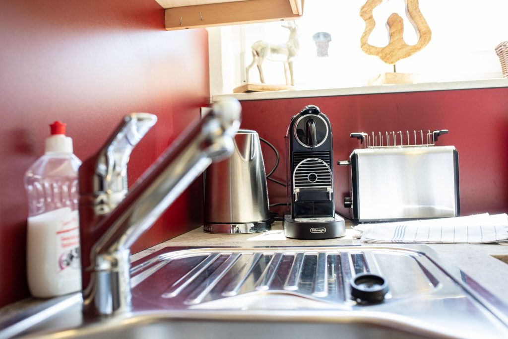 Spülbecken mit Kaffeemaschine in Ferienwohnung in Garmisch-Partenkirchen