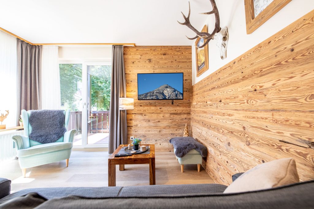 Sofa und Fernseher in Ferienwohnung in Garmisch-Partenkirchen