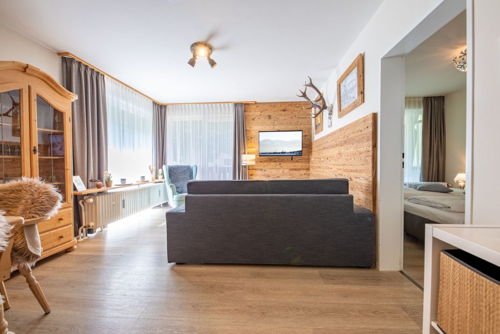 Sofa und Fernseher in Ferienwohnung in Garmisch-Partenkirchen