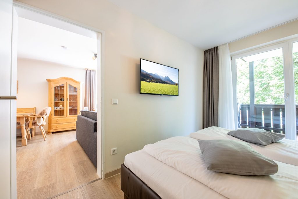 Doppelbett mit Fernseher in Ferienwohnung in Garmisch-Partenkirchen