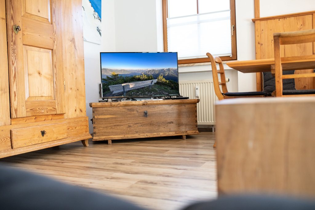 Wohnbereich mit einem Fernseher  in Ferienwohnung in Garmisch-Partenkirchen