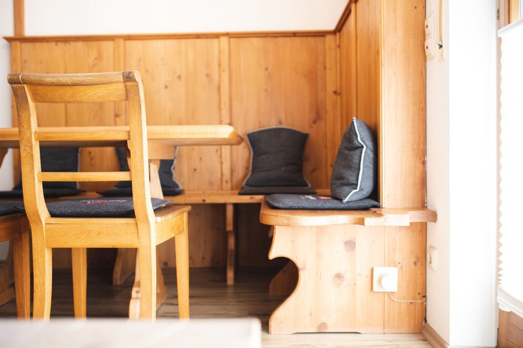 Essecke mit einer gepolsterten Bank  in Ferienwohnung in Garmisch-Partenkirchen