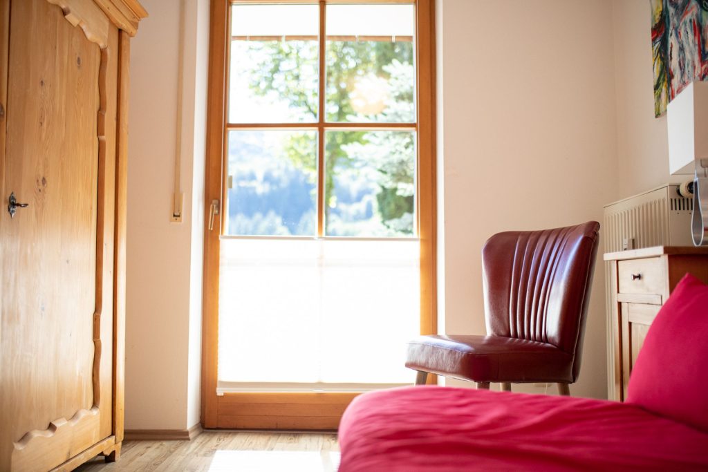 brauner Kleiderschrank in Ferienwohnung in Garmisch-Partenkirchen