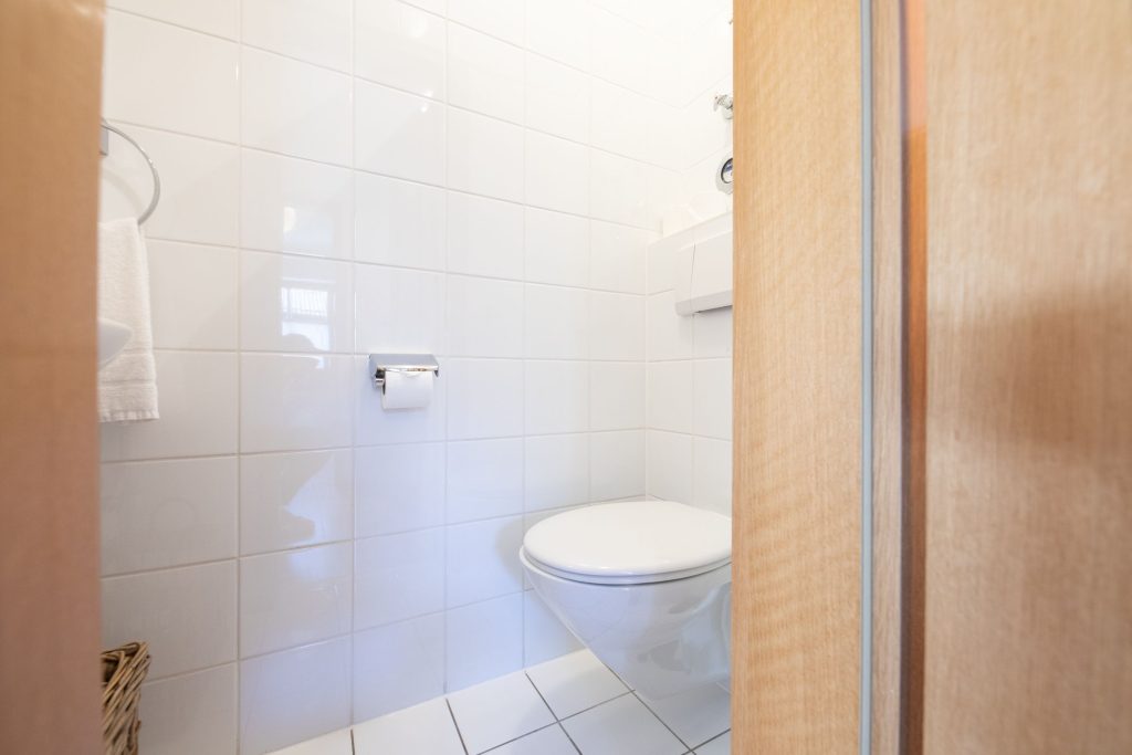 Badezimmer mit Toilette in Ferienwohnung in Garmisch-Partenkirchen