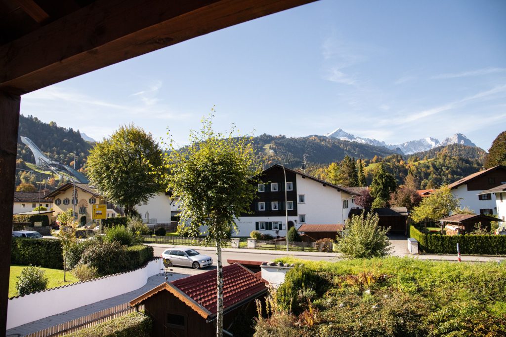 Sicht auf die Berge in Ferienwohnung in Garmisch-Partenkirchen