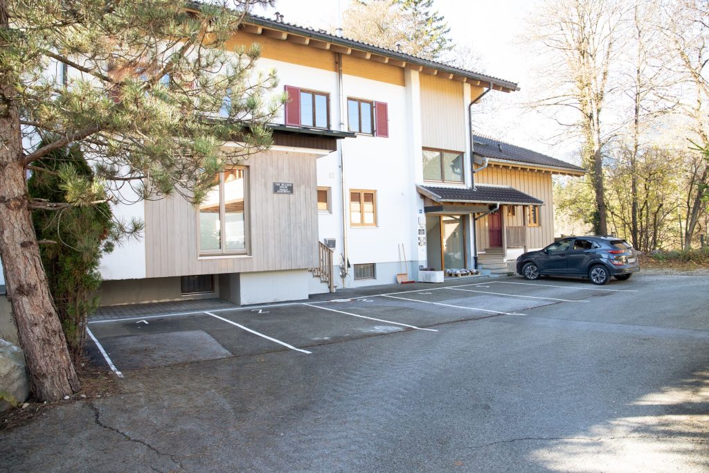 Parkendes Auto vor Haus in Garmisch-Partenkirchen