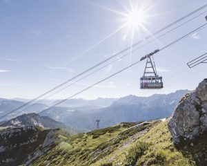 Alpspitzbahn fährt in Garmisch-Partenkirchen die Zugspitze hoch